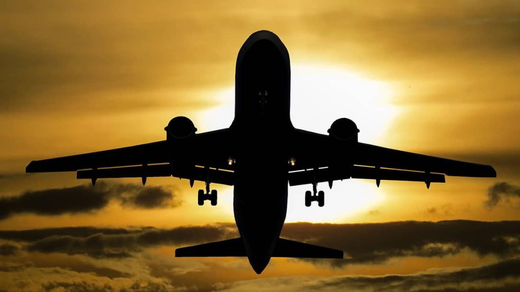 Voa Brasil - Avião rumo ao pôr do Sol